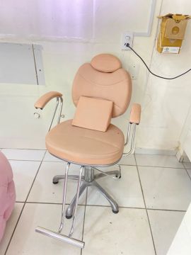 Cadeira de maquiagem, hidráulica. Ideal para área da beleza: sobrancelha, maquiagem.