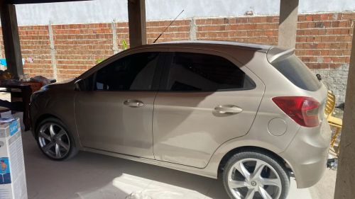 Jogo de rodas aro 17 com 2 pneus novos e um mais de 80% 