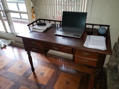 Escrivaninha de madeira antiga (era do meu bisavô) com 5 gavetas