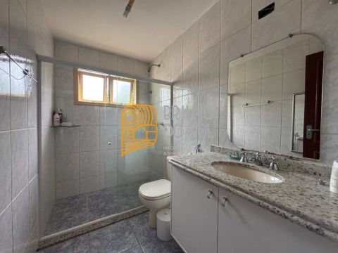 Apartamento com planta ampla e construção sólida, a 700m da praia!