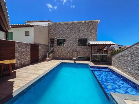 Casa com piscina em condomínio fechado