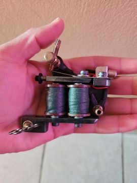 Vendo máquina de tatuagem
