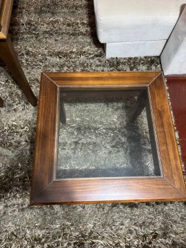 Mesa de canto em madeira tampo de vidro 60cm x 60cm x 55cm (altura)