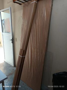 Porta de madeira nova - pronta para instalar
