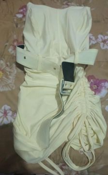 Vestido amarelo com cinto