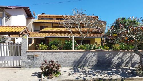 Casa com 05 quartos próxima ao mar