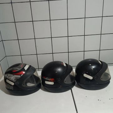 3 capacetes de moto