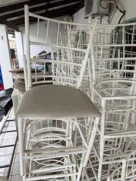 Cadeiras brancas dobráveis - Ideal para eventos!