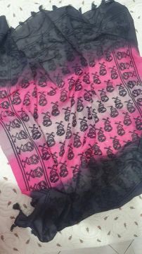 Lenço grande preto e pink rosa caveiras 