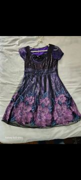 Vestido de festa roxo com detalhes em flores