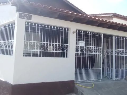 Ótima casa, bairro Santana, 3 quartos, 2 bhos, 2 garagens e de esquina!! 