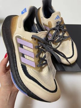 Tênis Adidas Ultraboost light edição limitada 