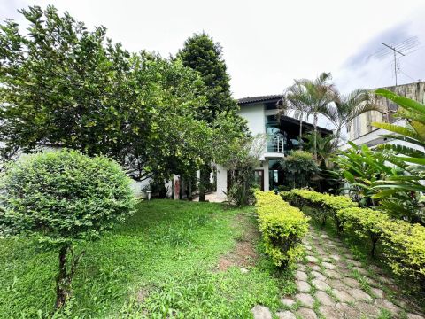 Sobrado para venda possui 308 metros quadrados com 3 quartos em Vila Oliveira - Mogi das C