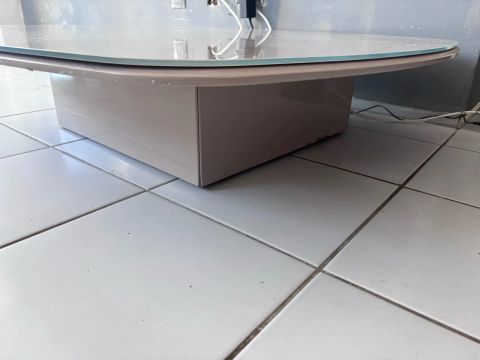 Mesa de centro redonda em vidro e madeira