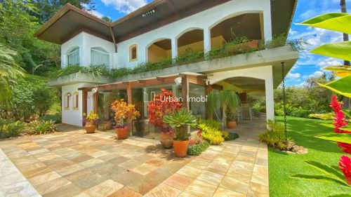 Sítio de Alto Padrão com 2 Hectares, Casa Colonial e Estrutura Completa de Lazer
