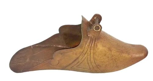 Belíssima e antiga Sapata Estribo marroquina, circa 1900, Bronze cinzelado *Descrição