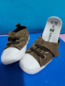 Sapatos e sandalias de bebe impecavel.