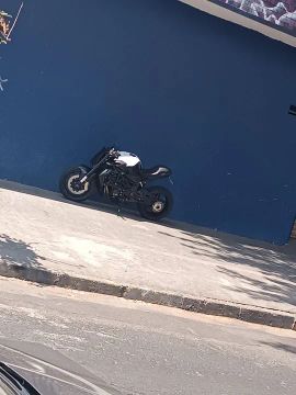 Moto esportiva em ótimo estado