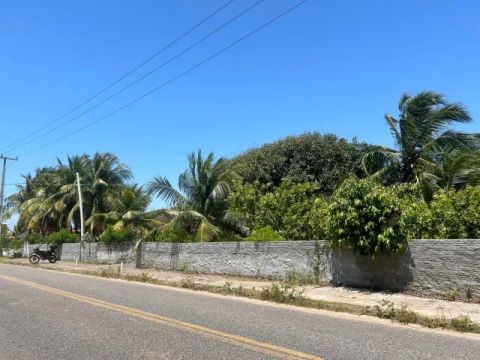 Vende-se terreno de 5.5000m2 na avenida principal da praia de Búzios e a 50m do mar