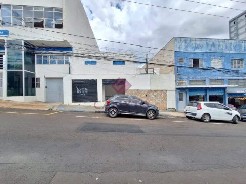 ALUGA-SE CASA COM CÔMODO COMERCIAL NO CENTRO
