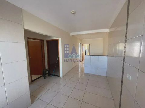 Casa a venda com 3 quartos em Sarandi PR, Jardim das Torres, corredor lateral, amplo quint