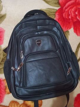 Mochila grande 52cm couro sintetico forte impermeável e nova 