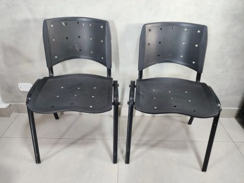 2 Cadeiras Plásticas Pretas