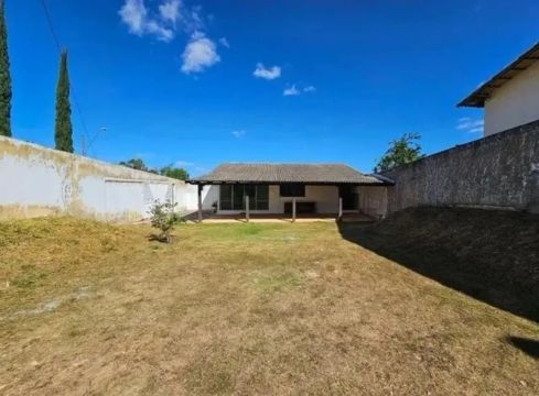 Vende lote com uma casa com 1 quarto em Grande Colorado - Brasília - DF