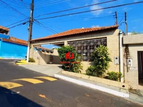 Casa de esquina com 3 quartos sendo 2 suítes