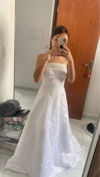 Vestido de noiva branco e véu