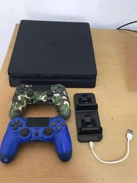 Playstation 4 Slim com 2 controles