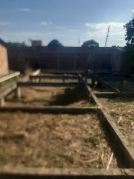 Terreno com alicerce para dois andares 