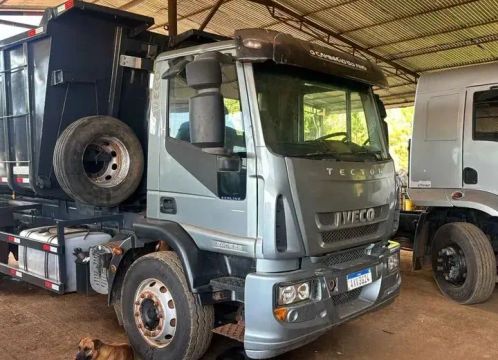 Caminhão Iveco Tector 2013