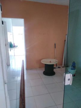 Alugo uma casa  com varanda 2/4 sala cozinha e banheiro área de serviço, no fábula 6