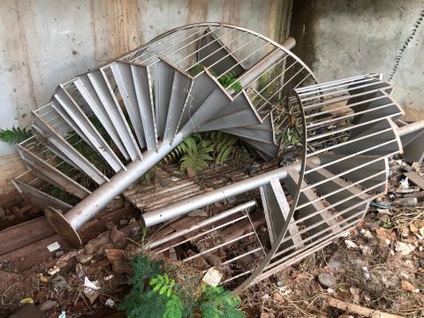 Escada caracol de metal para reforma