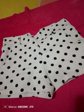 Short feminino branco com bolinhas pretas