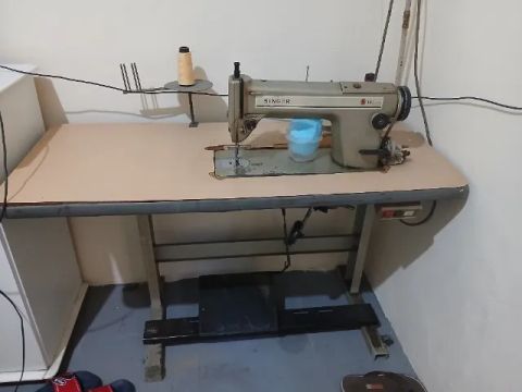 Vendo máquinas de costura uma reta e uma overlok