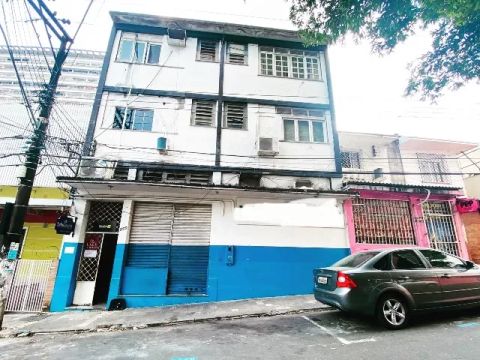 Prédio com salas e loja próximo ao Teatro Amazonas