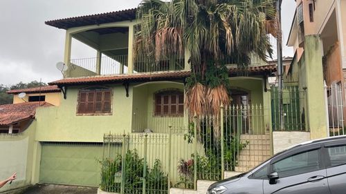Abaixou - Vende-se uma linda e execelente casa no Bom Clima