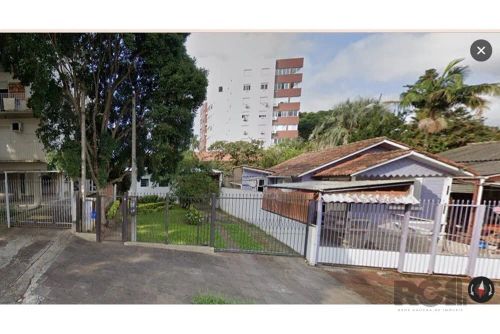 No Bairro Cristo Redentor, na Rua Edmundo Bastian, 1155 Terreno com Casa de Alvenaria - Te
