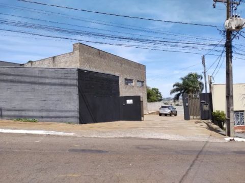 ALUGA-SE BARRACÃO