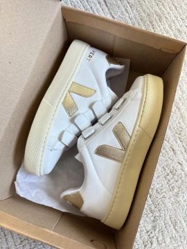 Tênis Veja Velcro Branco com Detalhes Dourados