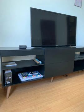 Rack para TV com prateleiras e gavetas