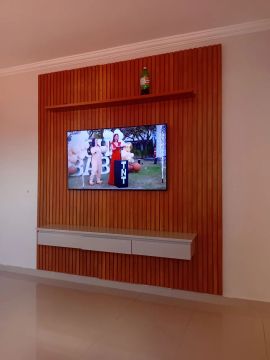 Tv 60" smart Samsung Rack de Parede em Madeira para TV