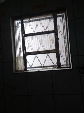 Janela de ferro com grades