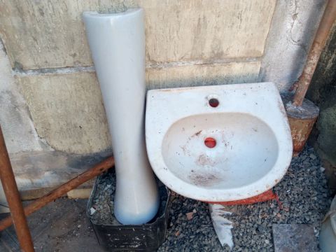  2 Vaso Sanitário  o quadrado 70 reais  o branco redondo 50 reais