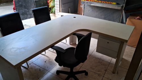Mesa de escritório em L branca