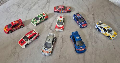 Lote com 9 miniaturas 1/43 sendo 8 Gusval e uma Burago 