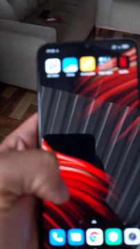 Smartphone Android com tela vibrante e design moderno