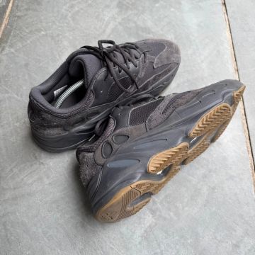 Tênis Adidas Yeezy Boost 700 v1 utility black